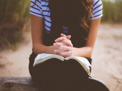 25 versículos de adoração para louvar toda a glória de Deus