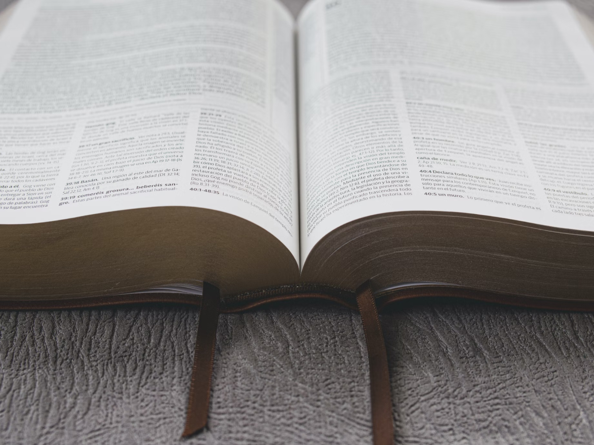 40 frases sobre a Bíblia que alimentam a alma e revelam a voz de Deus
