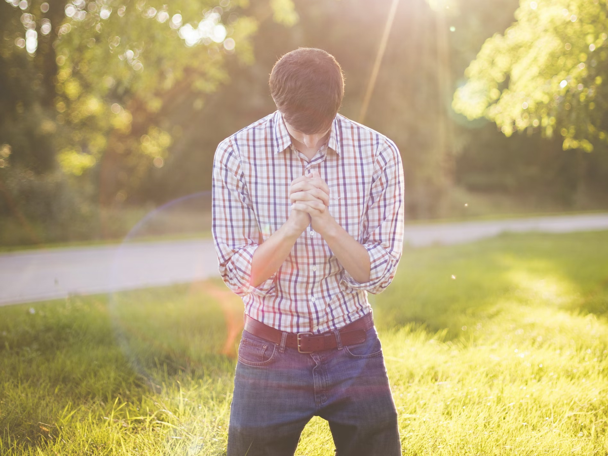 30 frases de oração contra inveja que te protegerão deste mal